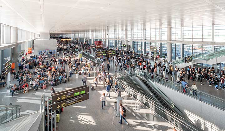 Sala de salidas del aeropuerto de Málaga después del control de seguridad