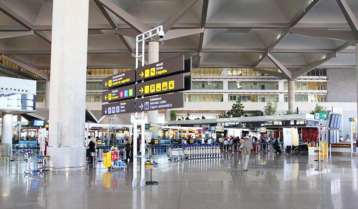 Hall del aeropuerto de Málaga antes del check-in – crédito: Tupungato / Shutterstock.com