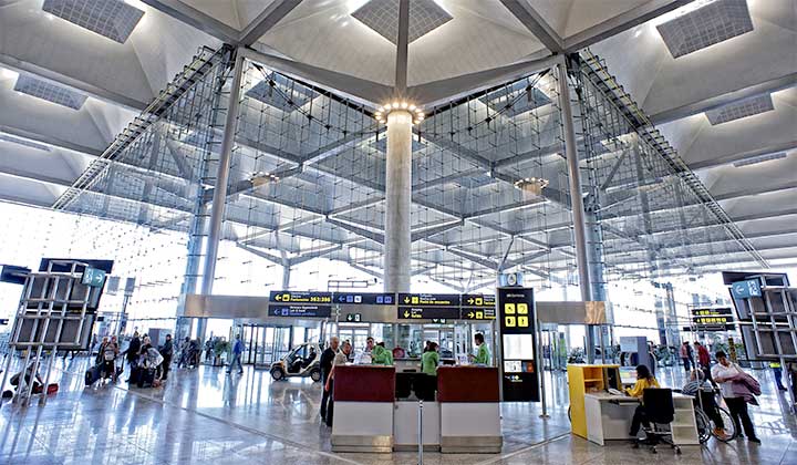 Málaga airport departure hall entrance