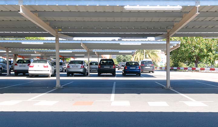 Aparcamiento de larga duración en el aeropuerto de Málaga - Crédito: No-Mad / Shutterstock.com