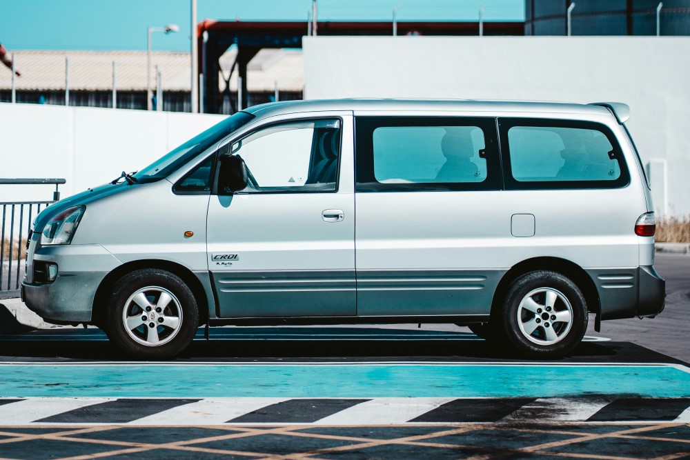 Alquiler de Minibuses en el Aeropuerto de Málaga - Consigue 7 y 9 plazas para grupos grandes, familias y golfistas